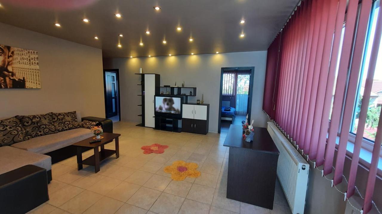 Spacious, Modern Condo In New Villa - Sleeps 6 부쿠레슈티 외부 사진
