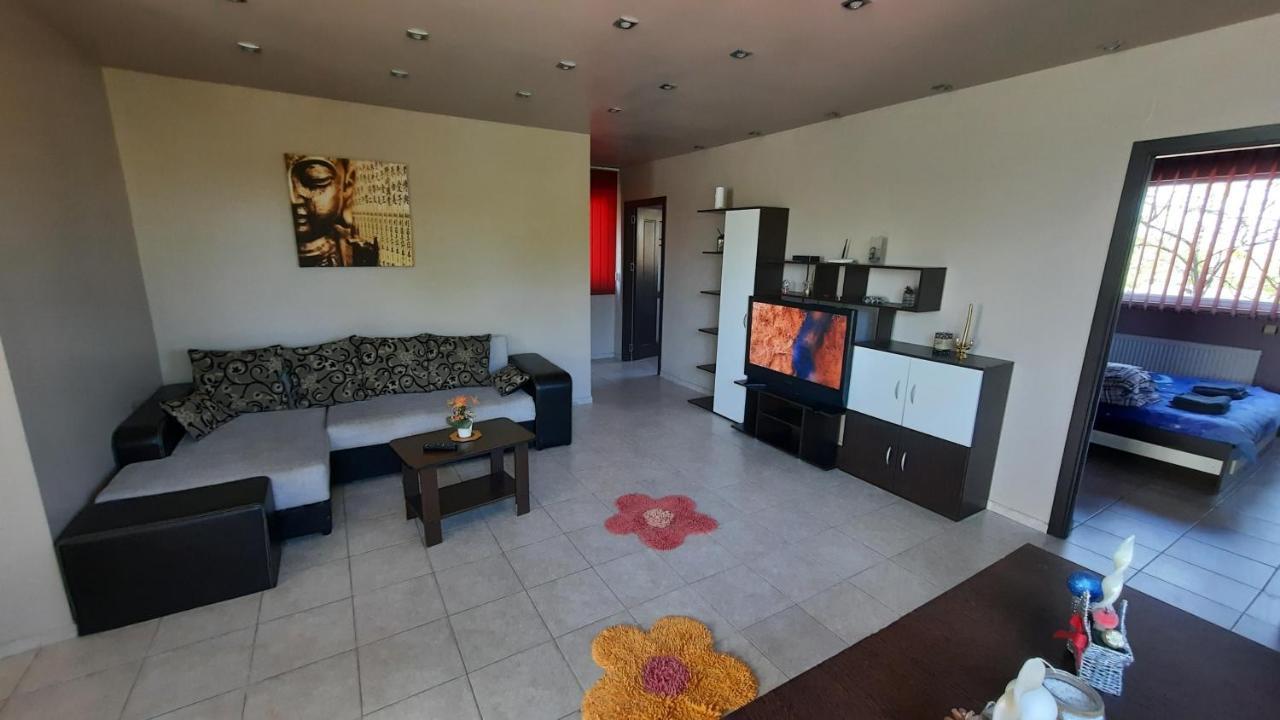 Spacious, Modern Condo In New Villa - Sleeps 6 부쿠레슈티 외부 사진
