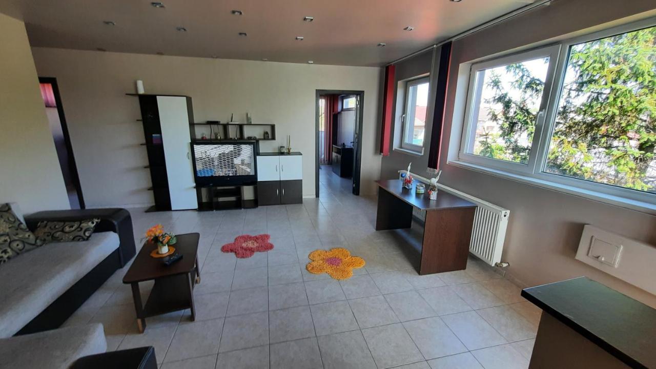 Spacious, Modern Condo In New Villa - Sleeps 6 부쿠레슈티 외부 사진