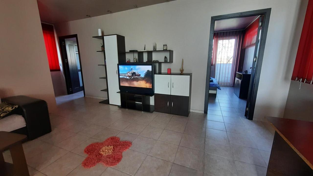 Spacious, Modern Condo In New Villa - Sleeps 6 부쿠레슈티 외부 사진