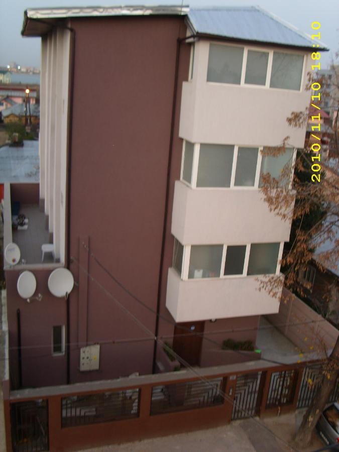 Spacious, Modern Condo In New Villa - Sleeps 6 부쿠레슈티 외부 사진
