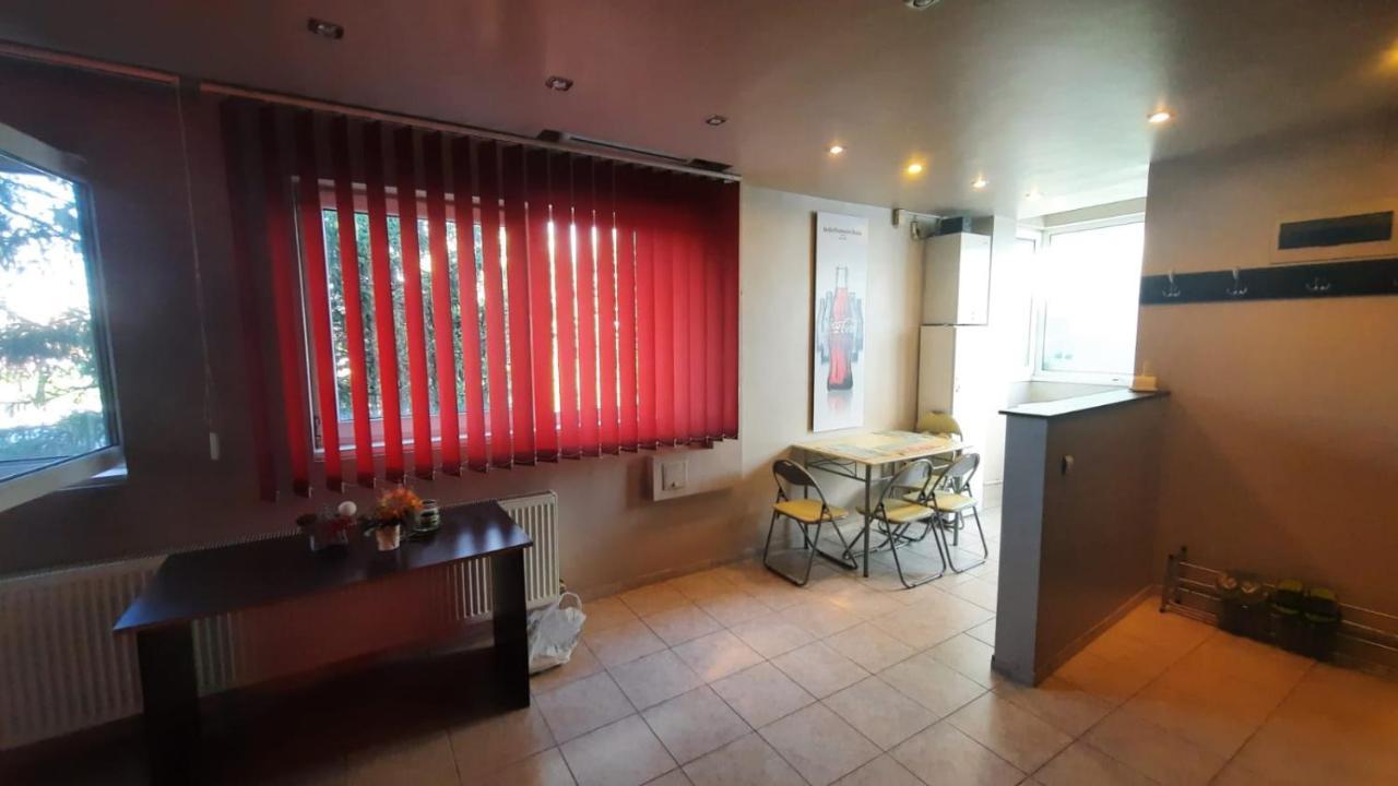Spacious, Modern Condo In New Villa - Sleeps 6 부쿠레슈티 외부 사진