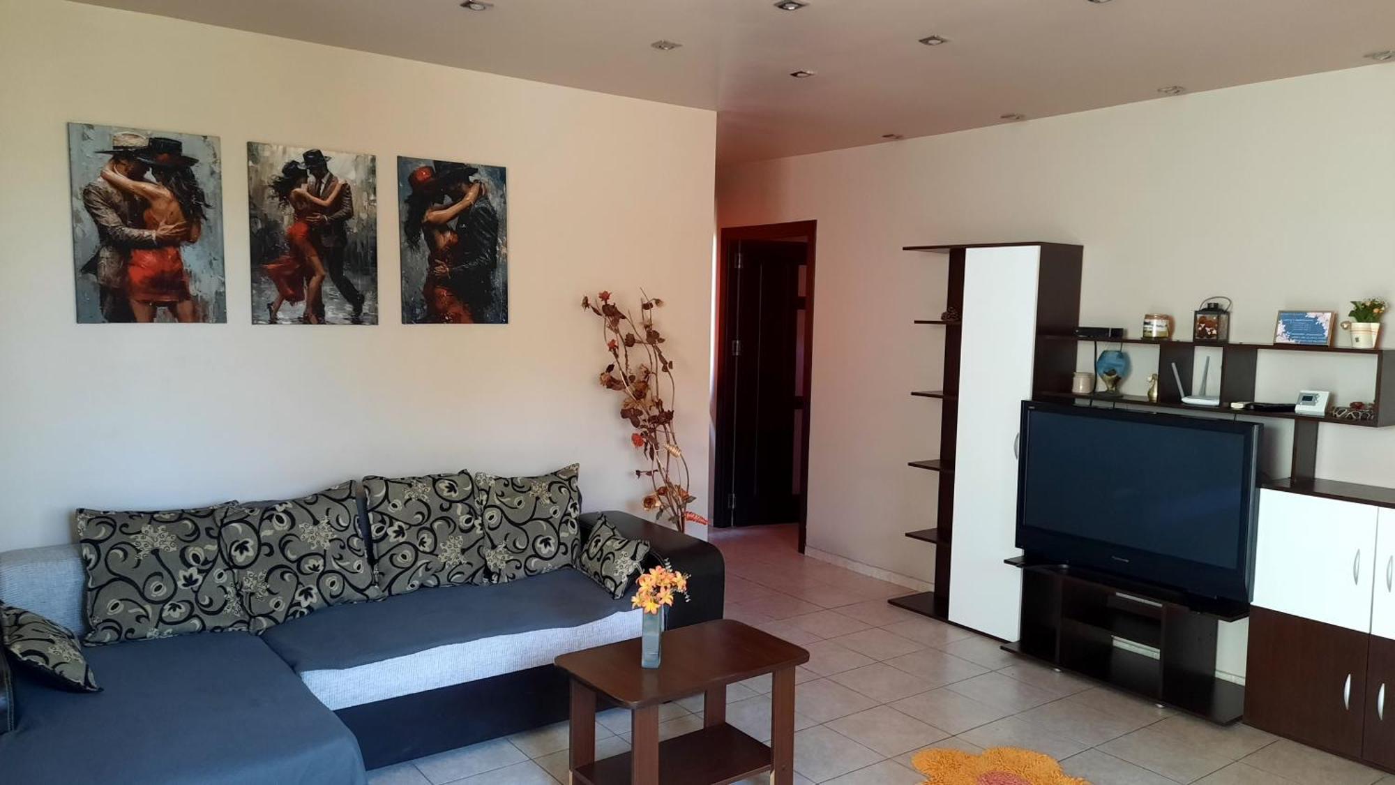 Spacious, Modern Condo In New Villa - Sleeps 6 부쿠레슈티 외부 사진
